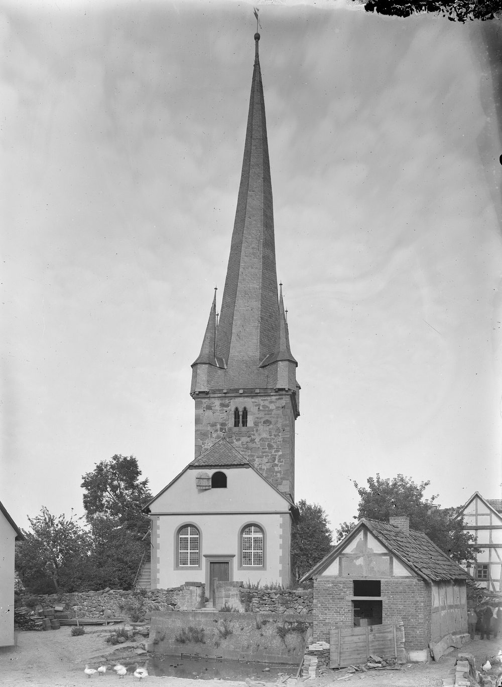 Historische Aufnahme der Werkeler Kirche mit ihrem hohen, leicht schief stehenden Turmhelm